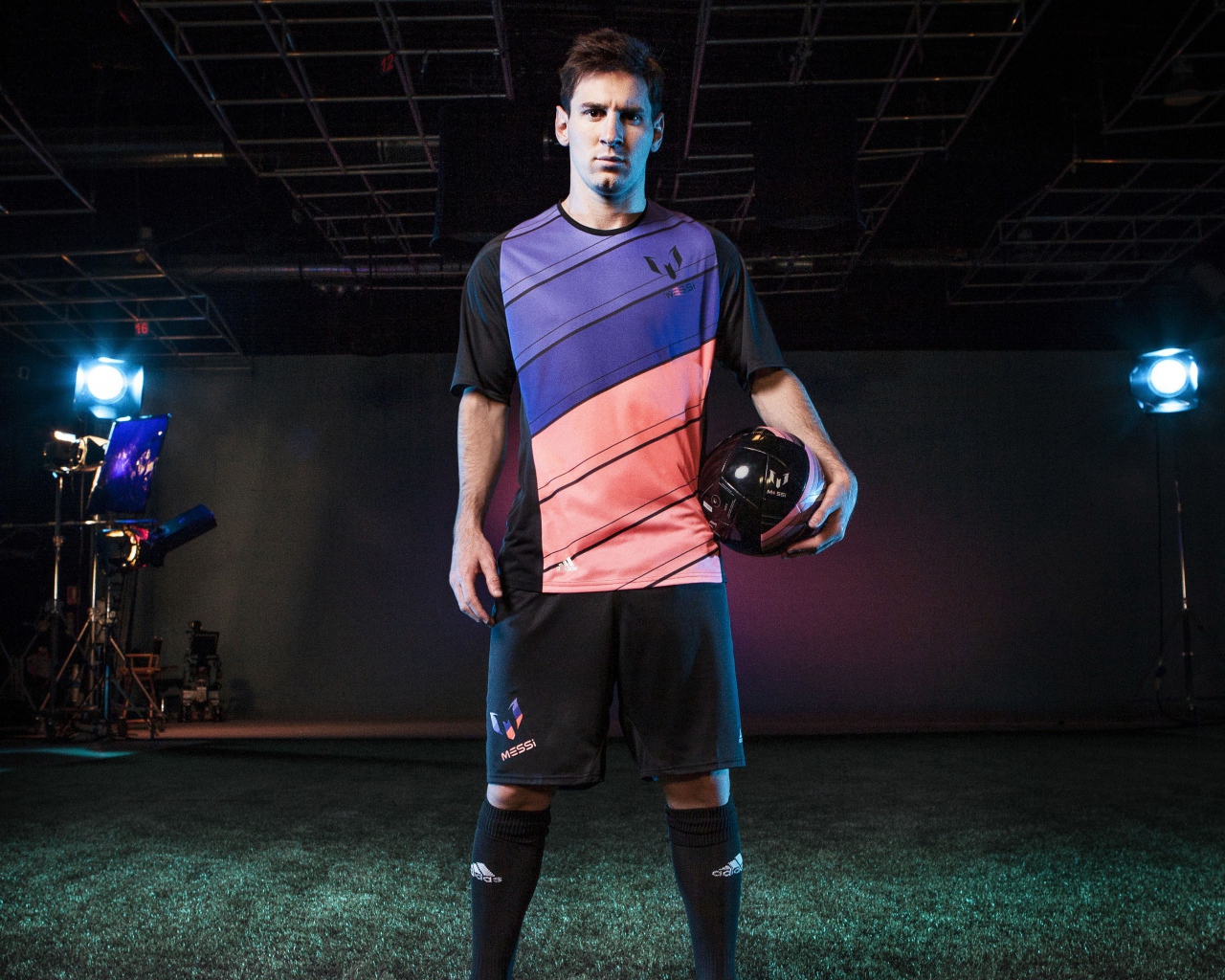 Футболист Лионель Месси в  фотостудии
