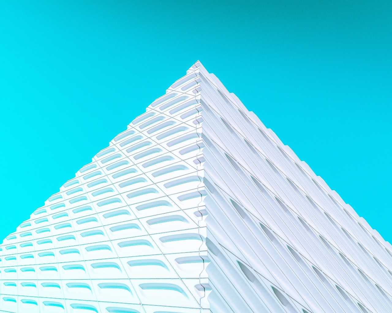 3д пирамида на голубом фоне