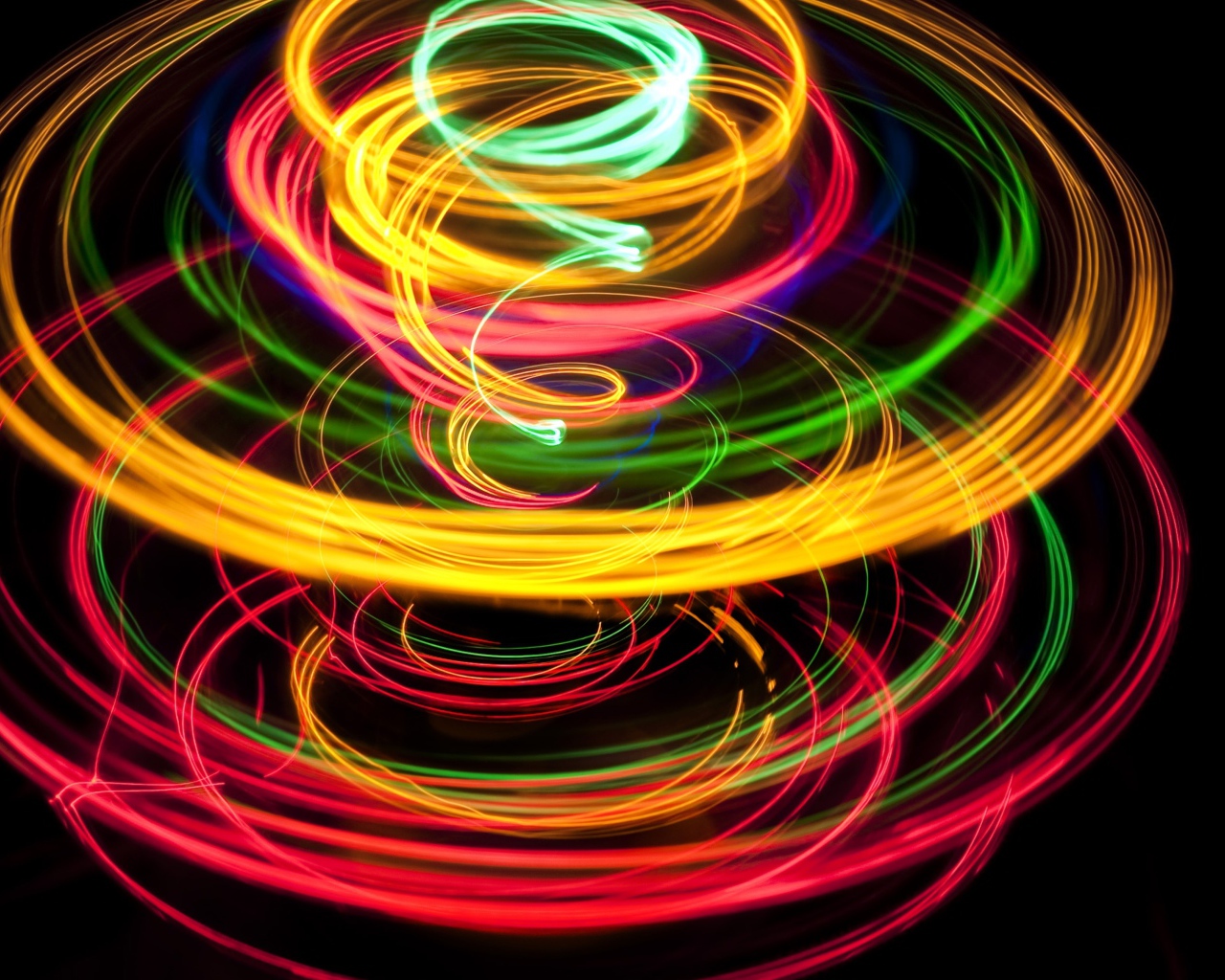 Абстрактный разноцветный вихрь на черном фоне