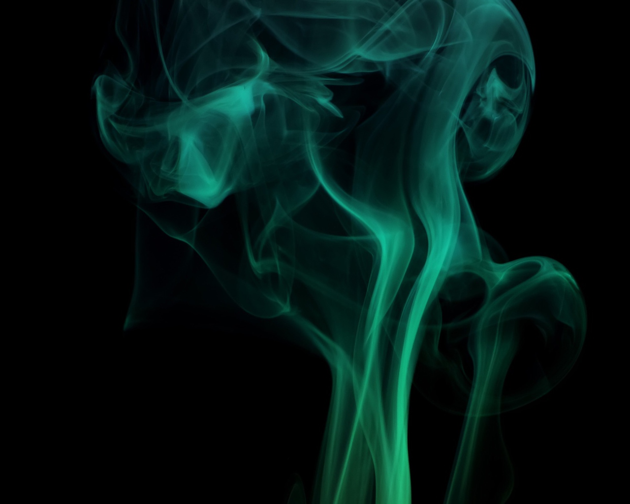 Зеленый дым на черном фоне