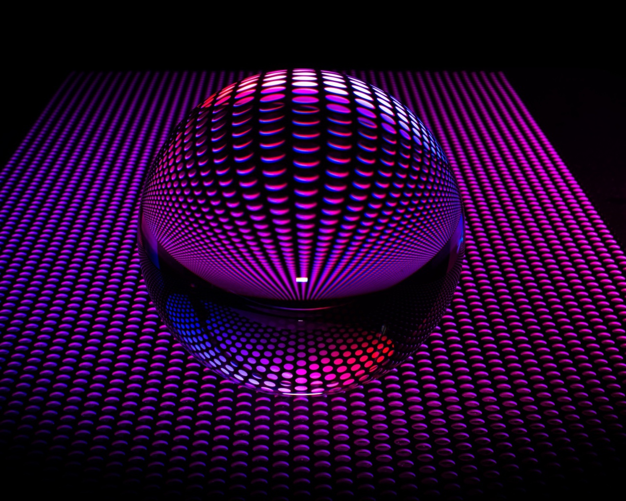 Большая стеклянная сфера на фиолетовом фоне в 3D-графике