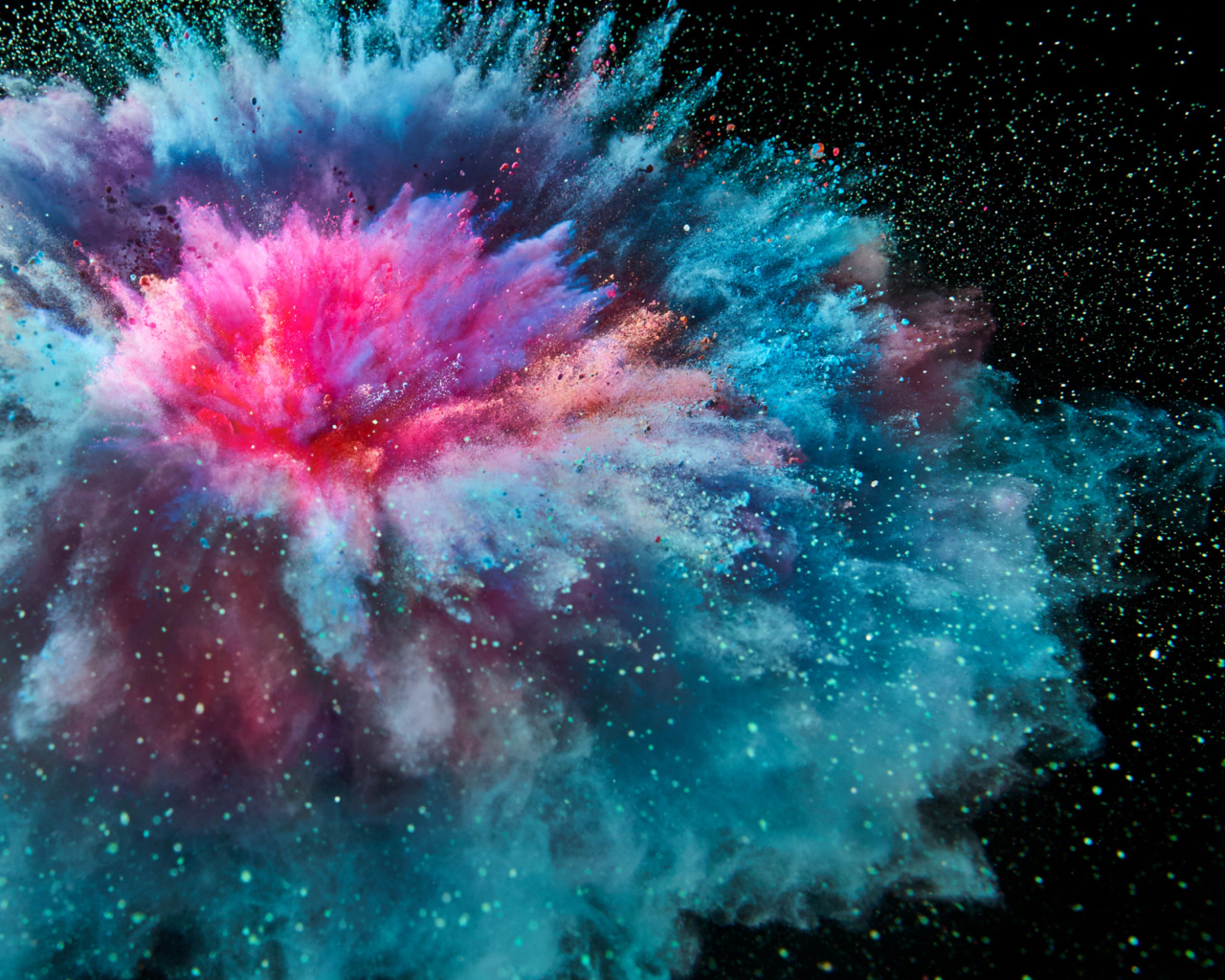 Разноцветный взрыв дыма на черном фоне