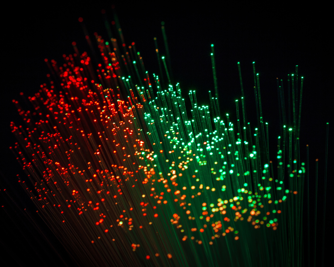 Оптические красные и зеленые линии на сером фоне 