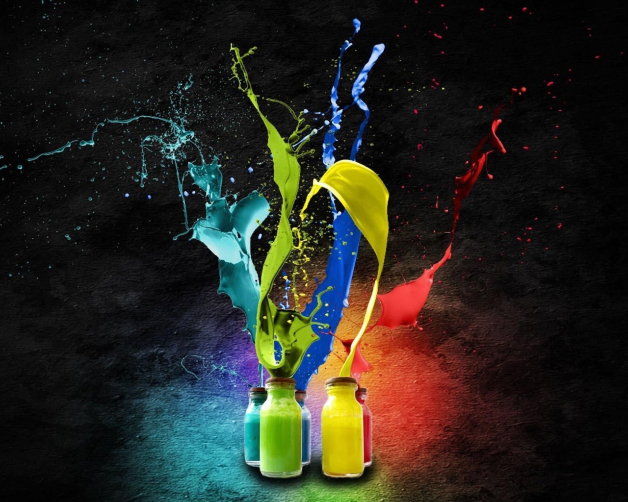 Брызги разноцветной краски в стеклянных банках 