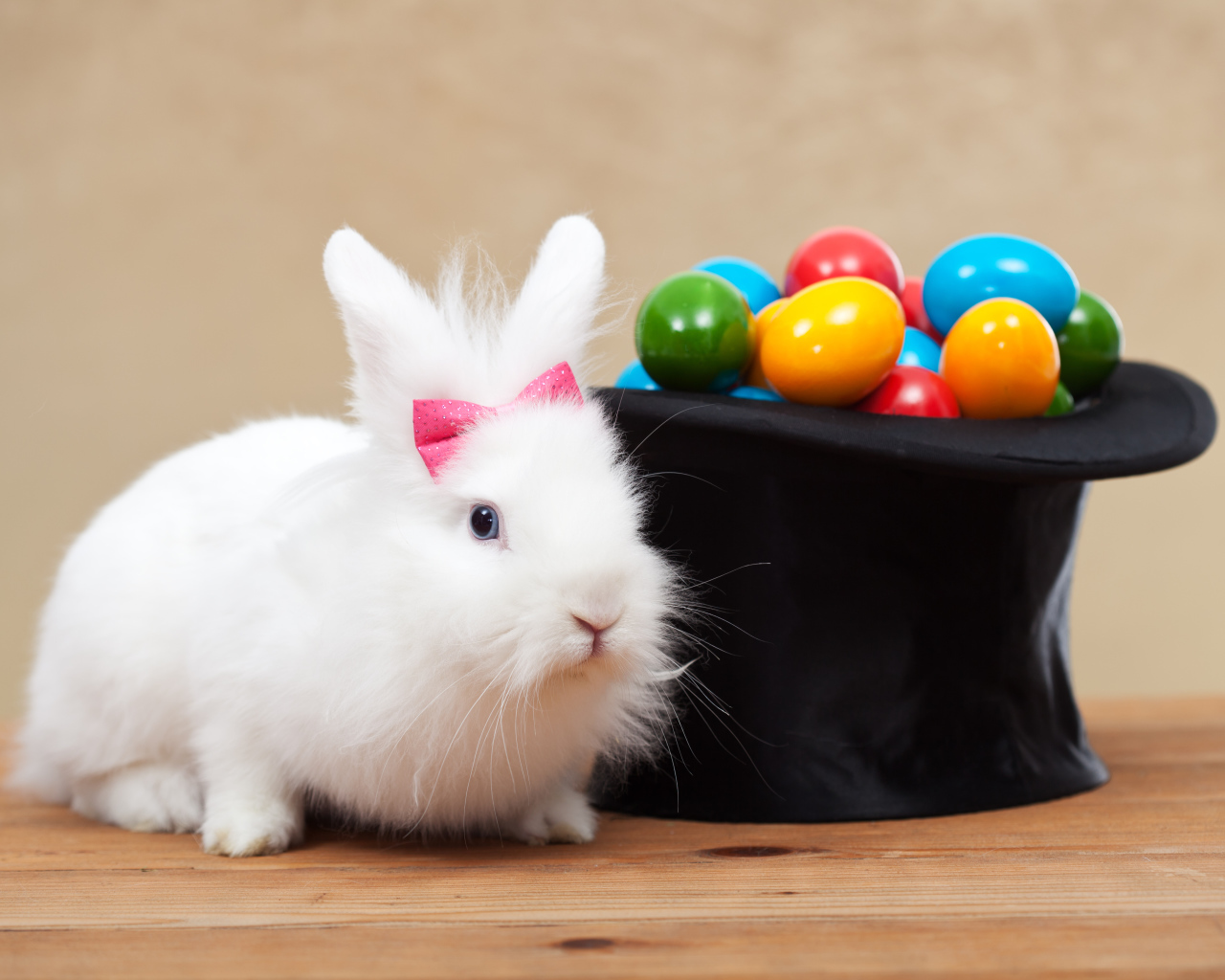Белый кролик с черным цилиндром с крашеными яйцами