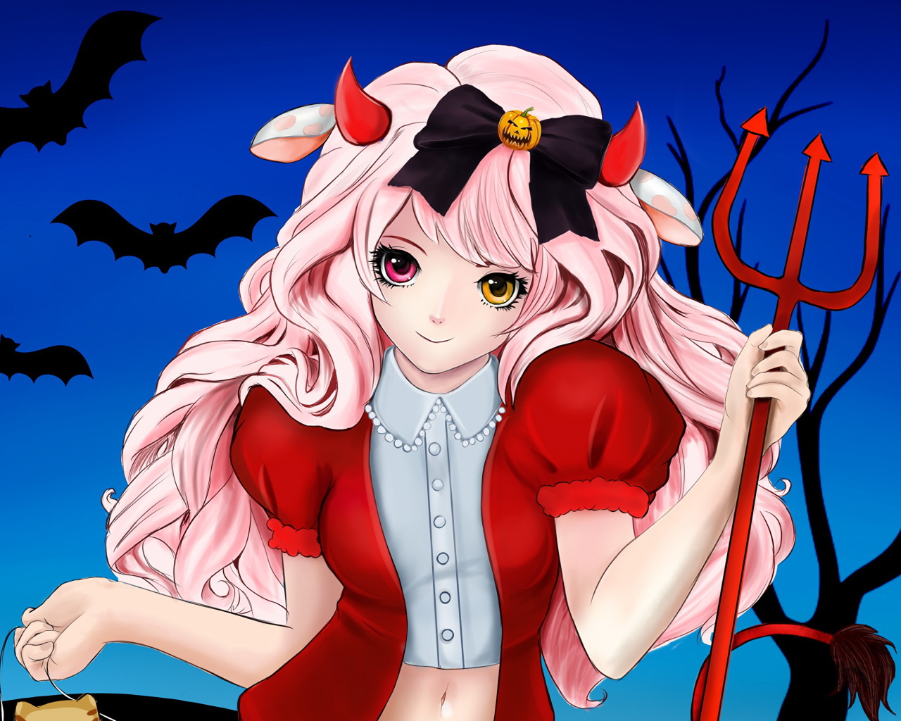 Девушка аниме в костюме на Хеллоуин с вилами
