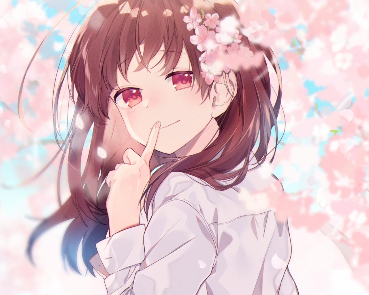 Девушка аниме с цветами сакуры в волосах 