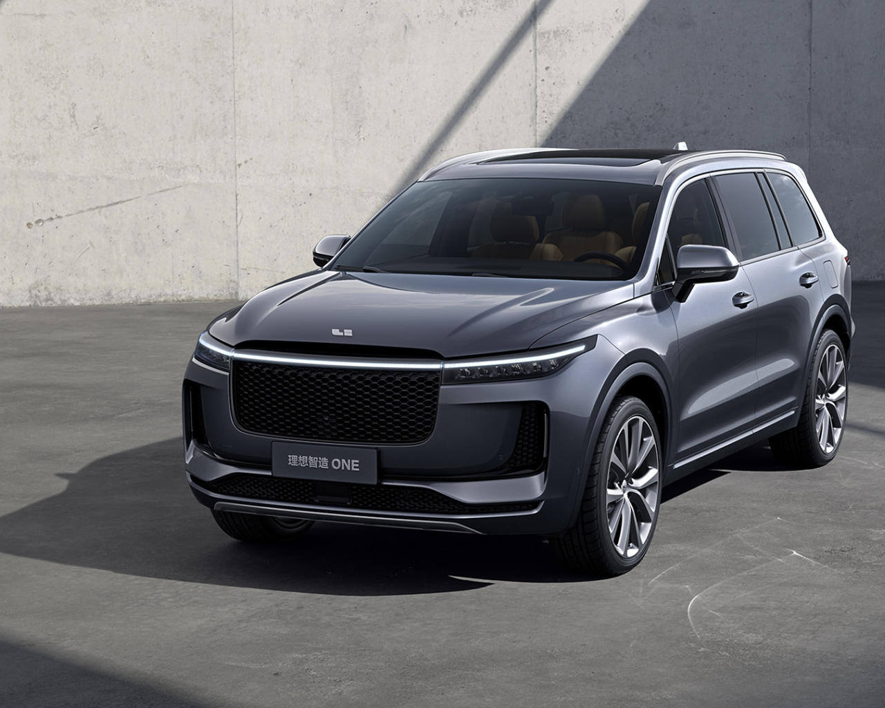 Серебристый внедорожник Lixiang ONE 2019 года