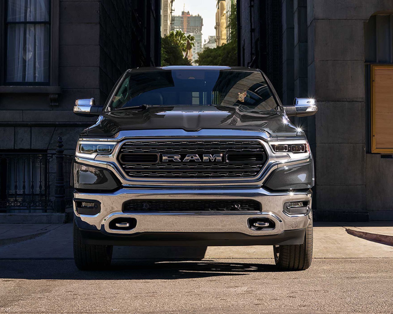 Черный внедорожник Ram 1500, 2019 года