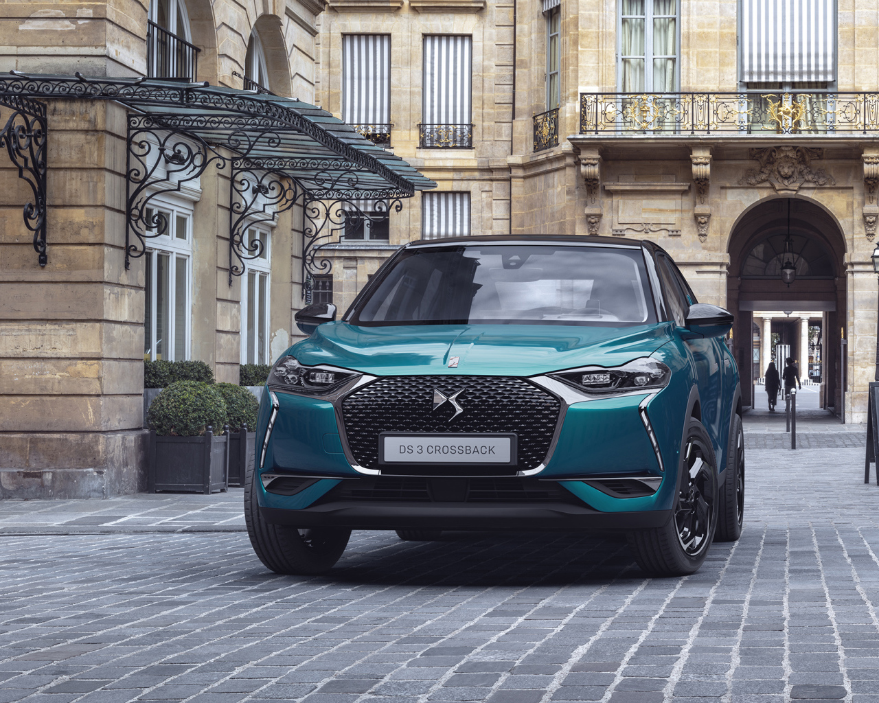 Голубой внедорожник DS 3 Crossback 2019 года на улице города
