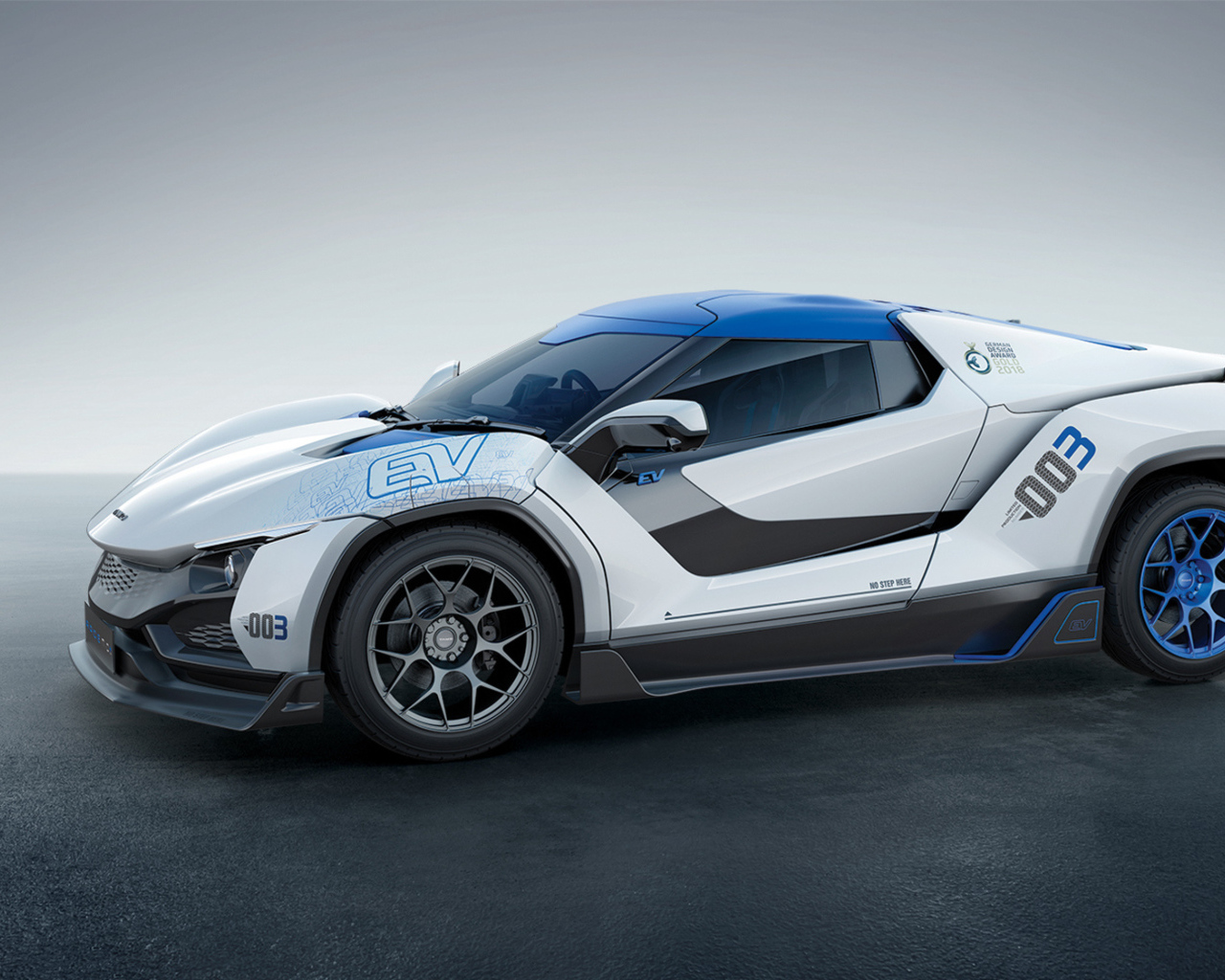 Автомобиль TaMo Racemo, 2018 на сером фоне