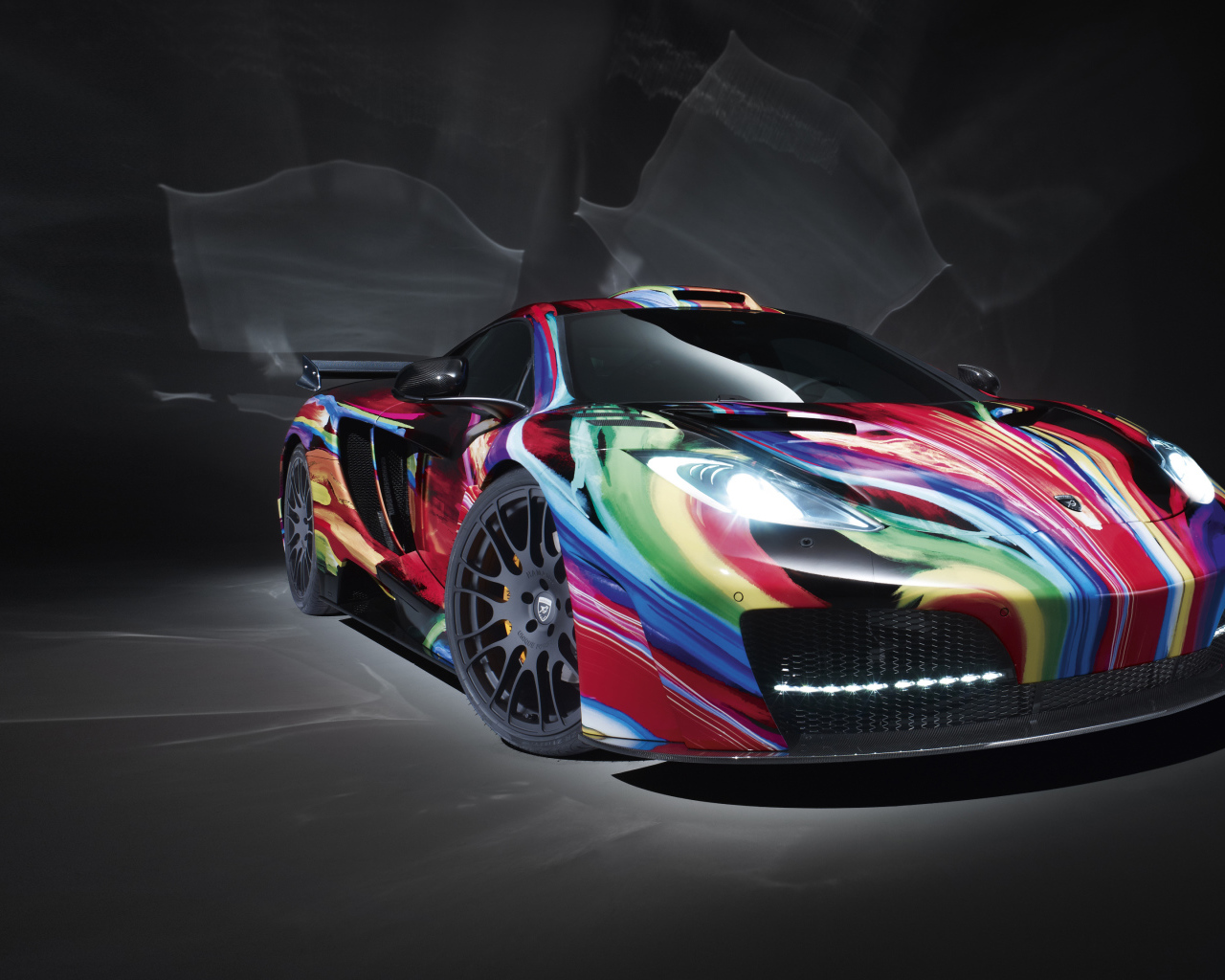 Спортивный автомобиль Hamann MemoR с разноцветной графикой