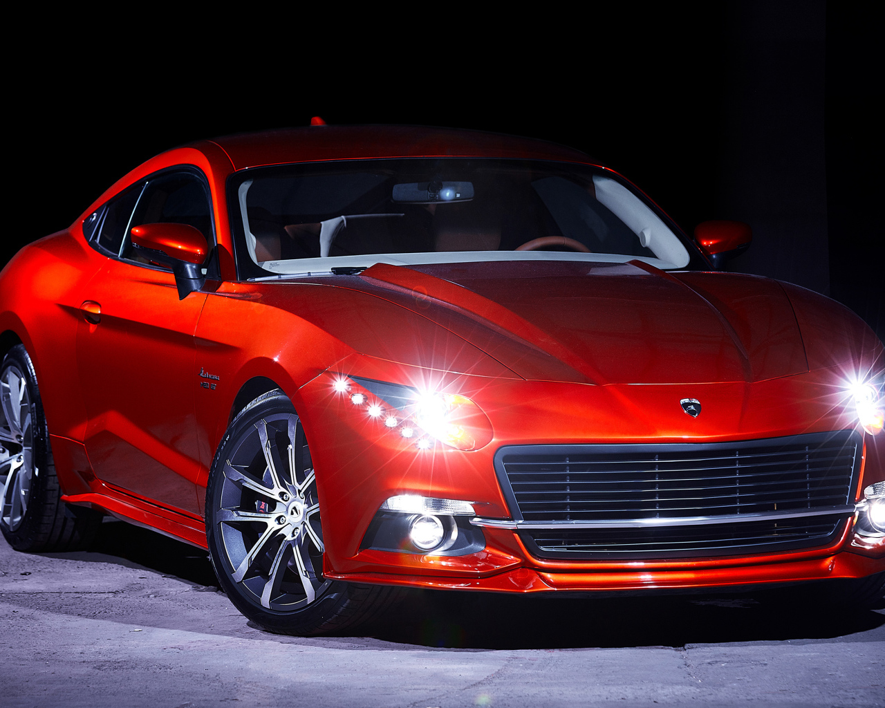 Красный автомобиль Warszawa M20 GT 2018 года с включенными фарами