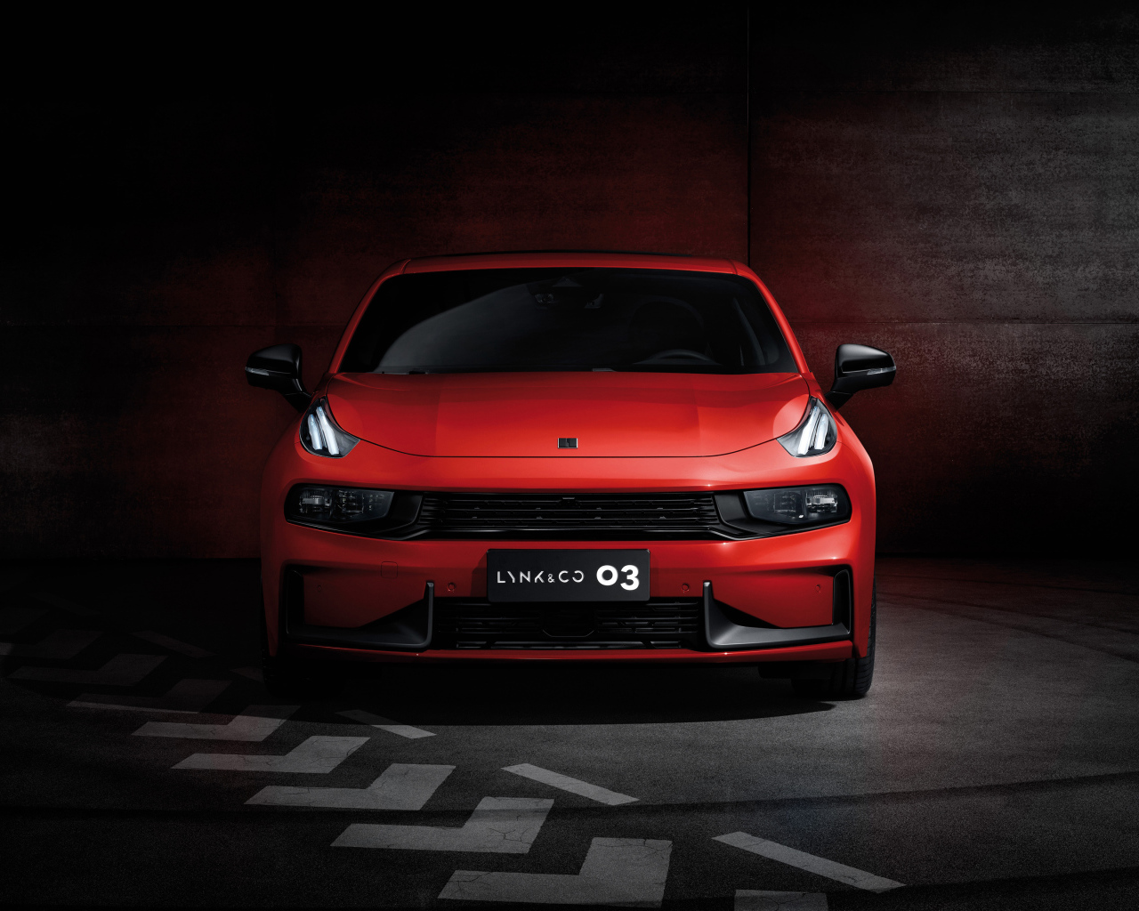 Красный автомобиль LYNK CO 03 2019 года