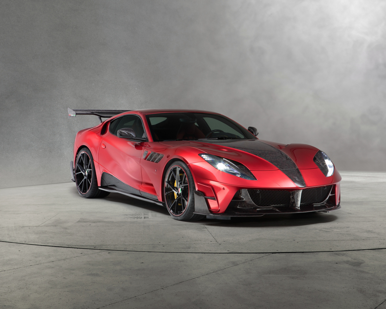 Красный быстрый автомобиль Mansory Stallone 2018 года