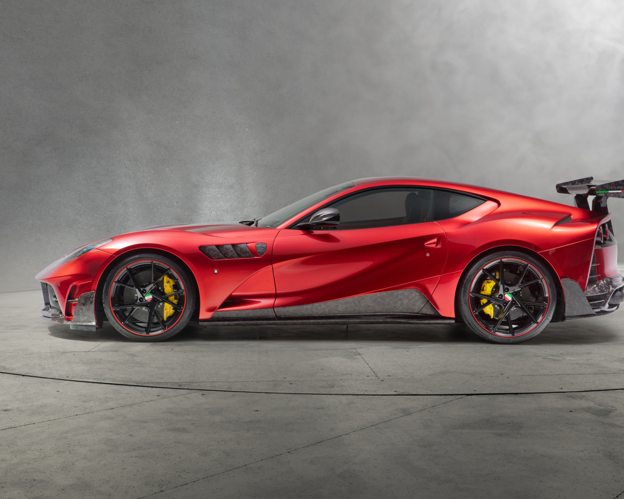 Красный спортивный автомобиль Mansory Stallone 2018 года вид сбоку