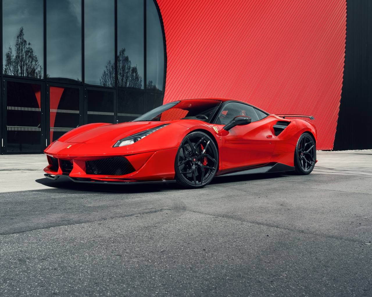 Красный спортивный автомобиль Pogea Racing FPlus Corsa Front, 2018