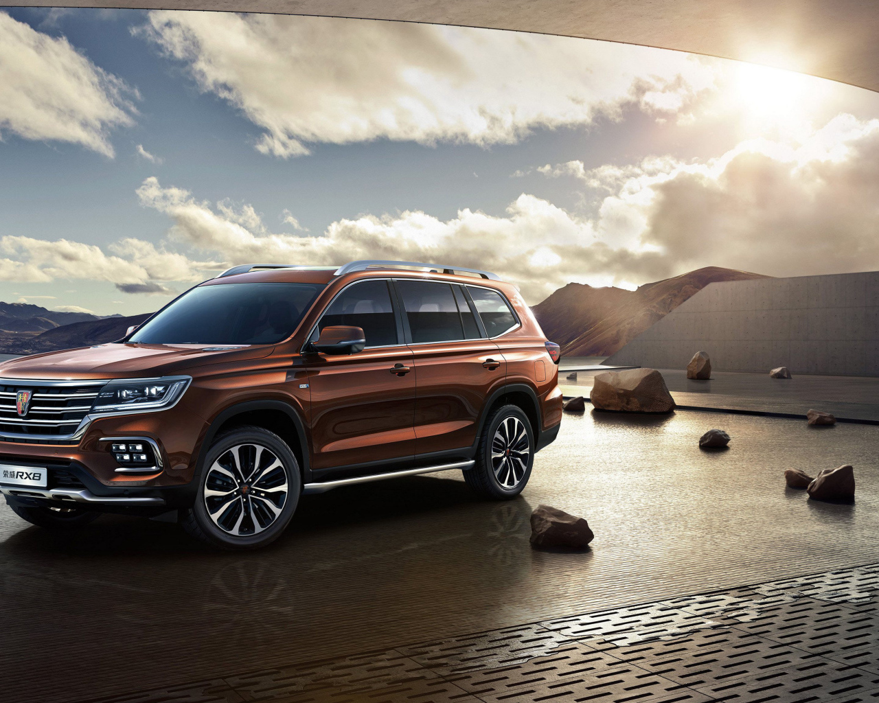 Внедорожник Roewe RX8, 2018 года под красивым небом