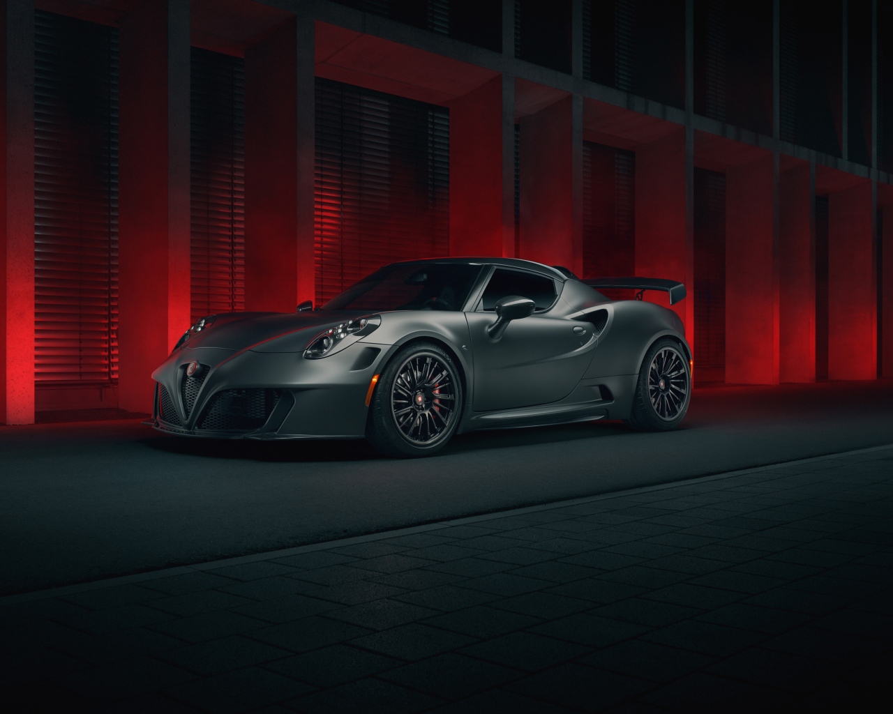 Серебристый автомобиль Pogea Racing Nemesis, 2018 года