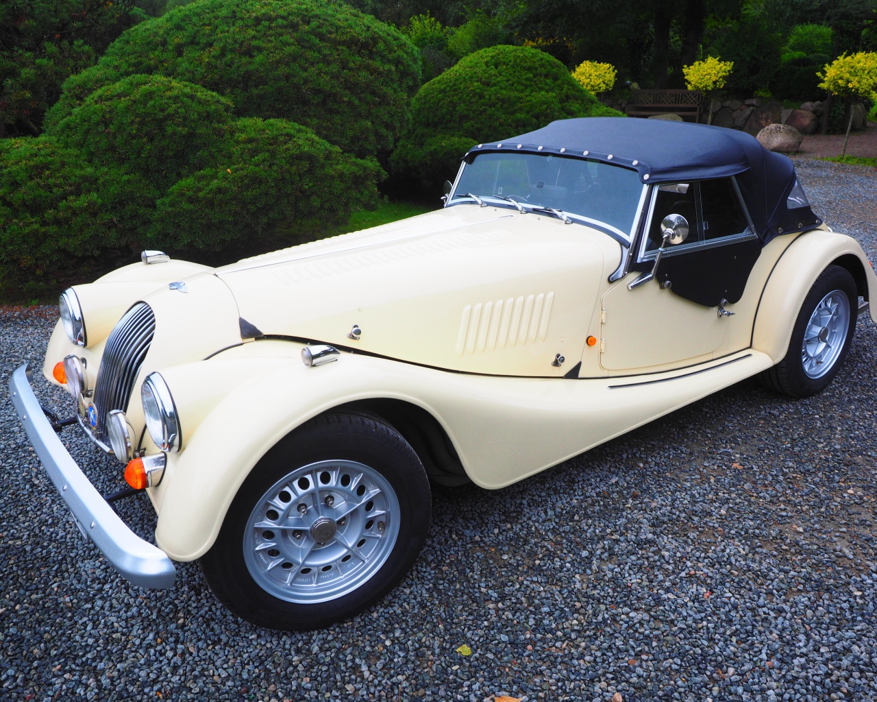 Спортивный ретро автомобиль Morgan Plus 8