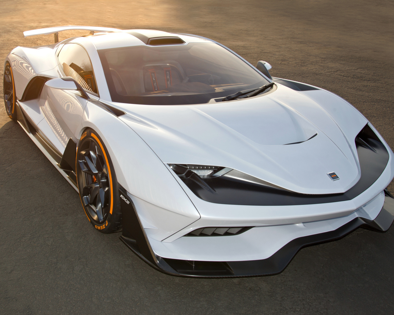 Стильный быстрый белый автомобиль  Aria FXE, 2019