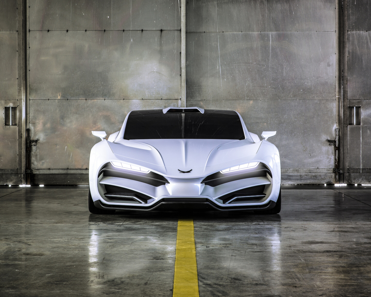 Белый автомобиль Milan Red Hypercar, 2018 вид спереди