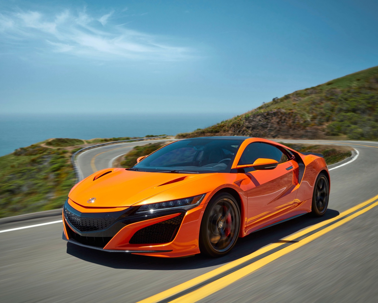Оранжевый автомобиль Acura NSX, 2019 года на трассе