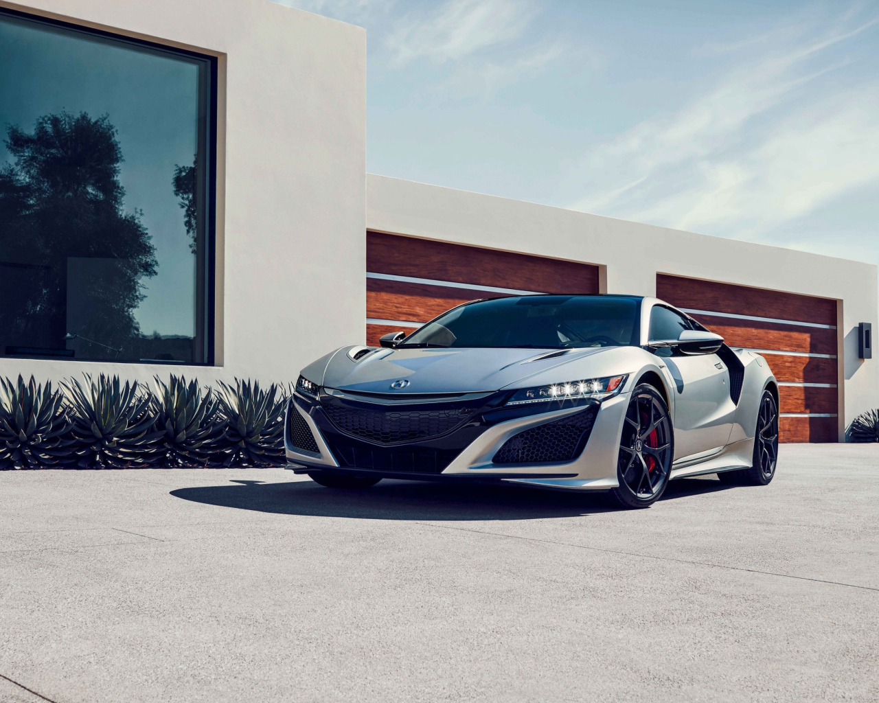 Серебристый спортивный автомобиль Acura NSX, 2019