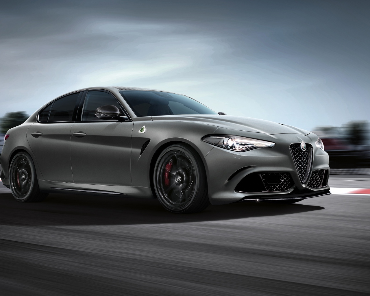 Серебристый автомобиль Alfa Romeo  Quadrifoglio Nurburgring, 2018 года на скорости