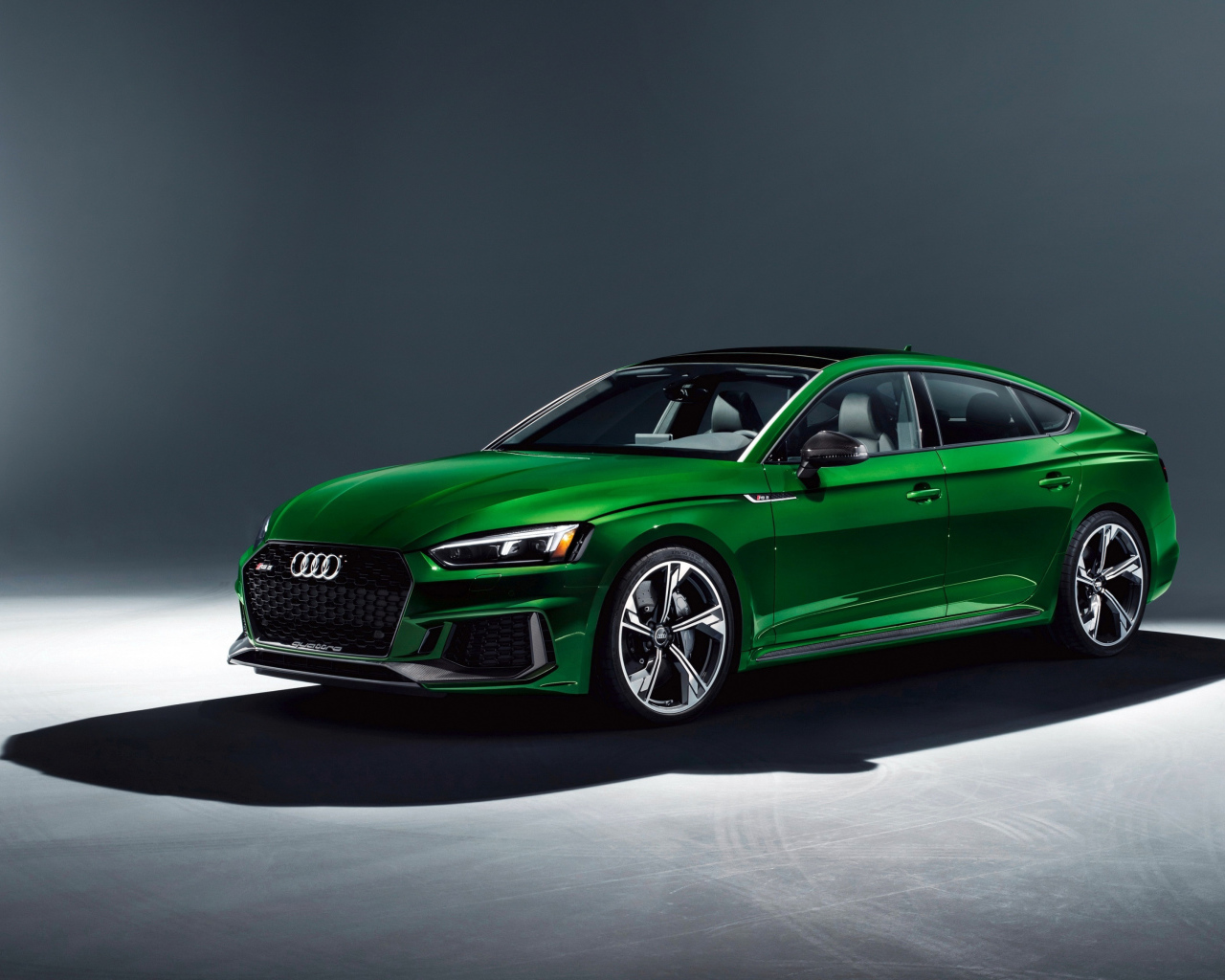 Зеленый автомобиль Audi RS5, 2019