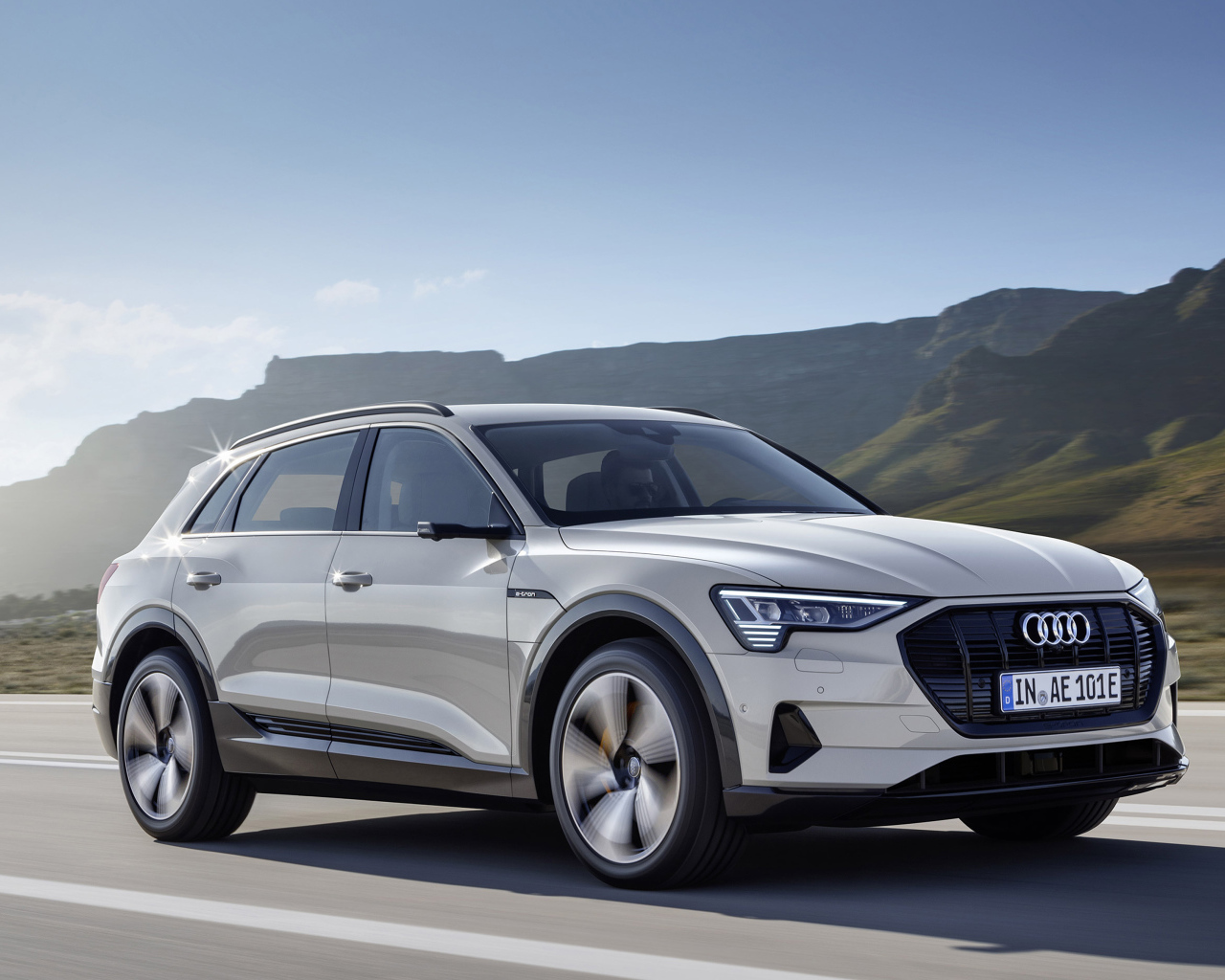 Серебристый автомобиль Audi E-Tron, 2019
