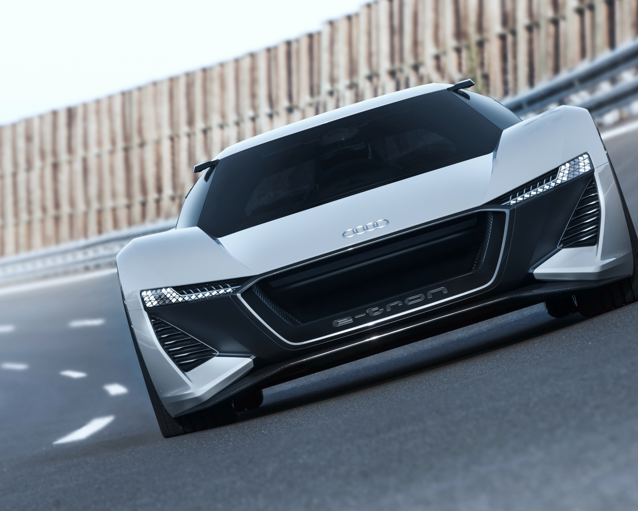 Серебристый быстрый автомобиль Audi PB 18 E-Tron