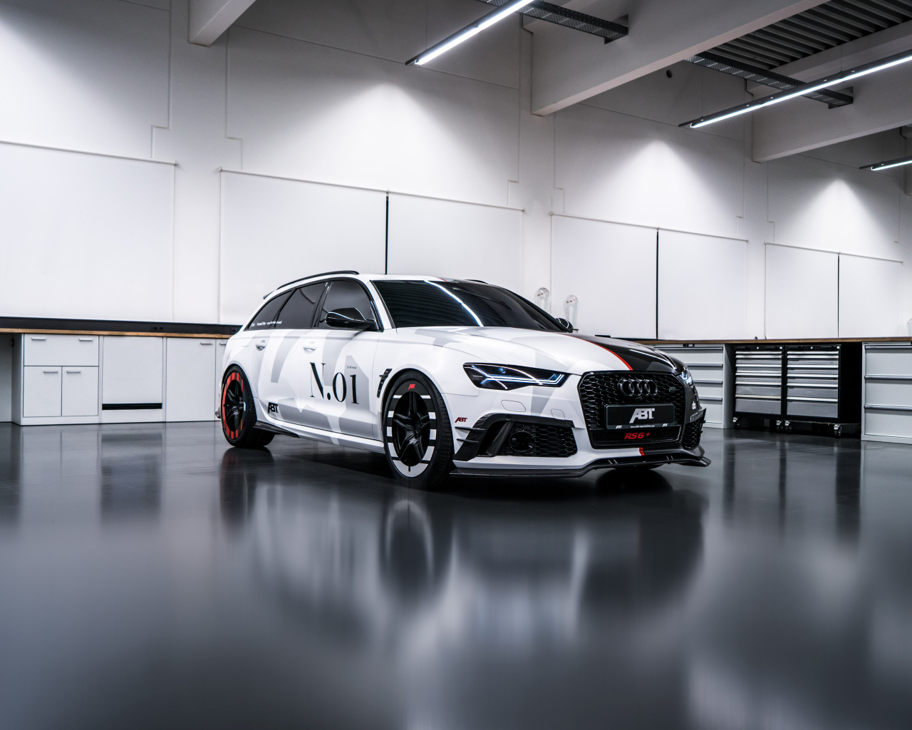 Гоночный автомобиль Audi ABT RS Modified в гараже 
