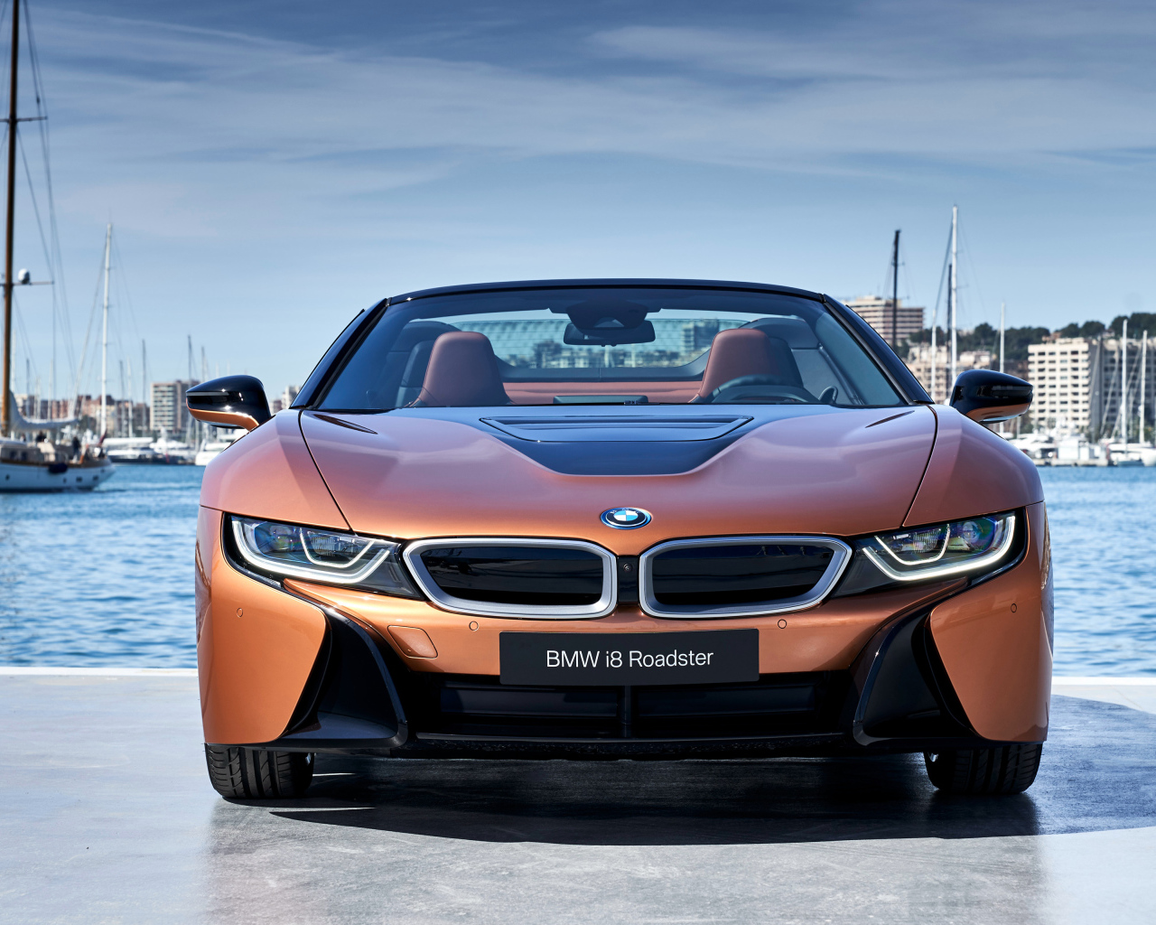 Автомобиль BMW I8 Roadster, 2018 вид спереди