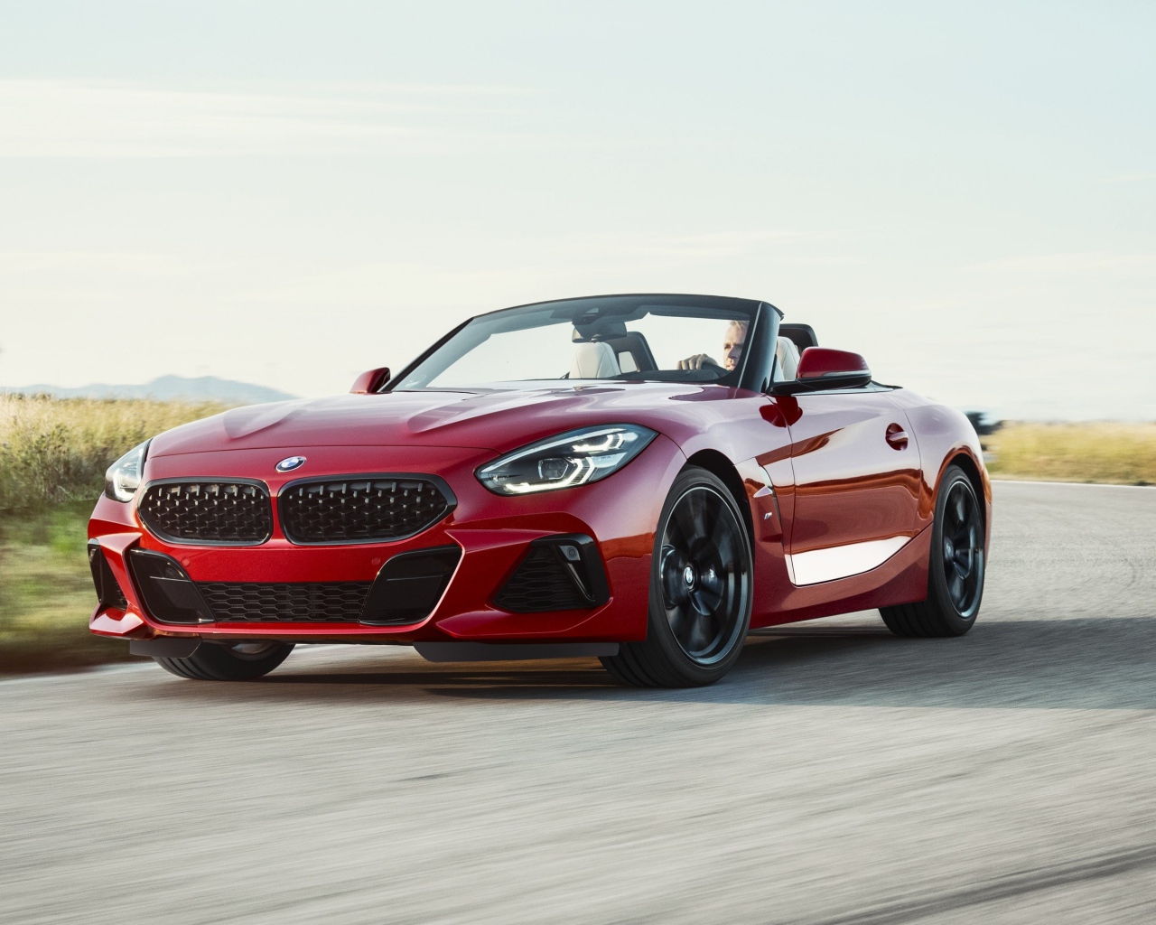 Красный спортивный автомобиль BMW Z4 M40i, 2019