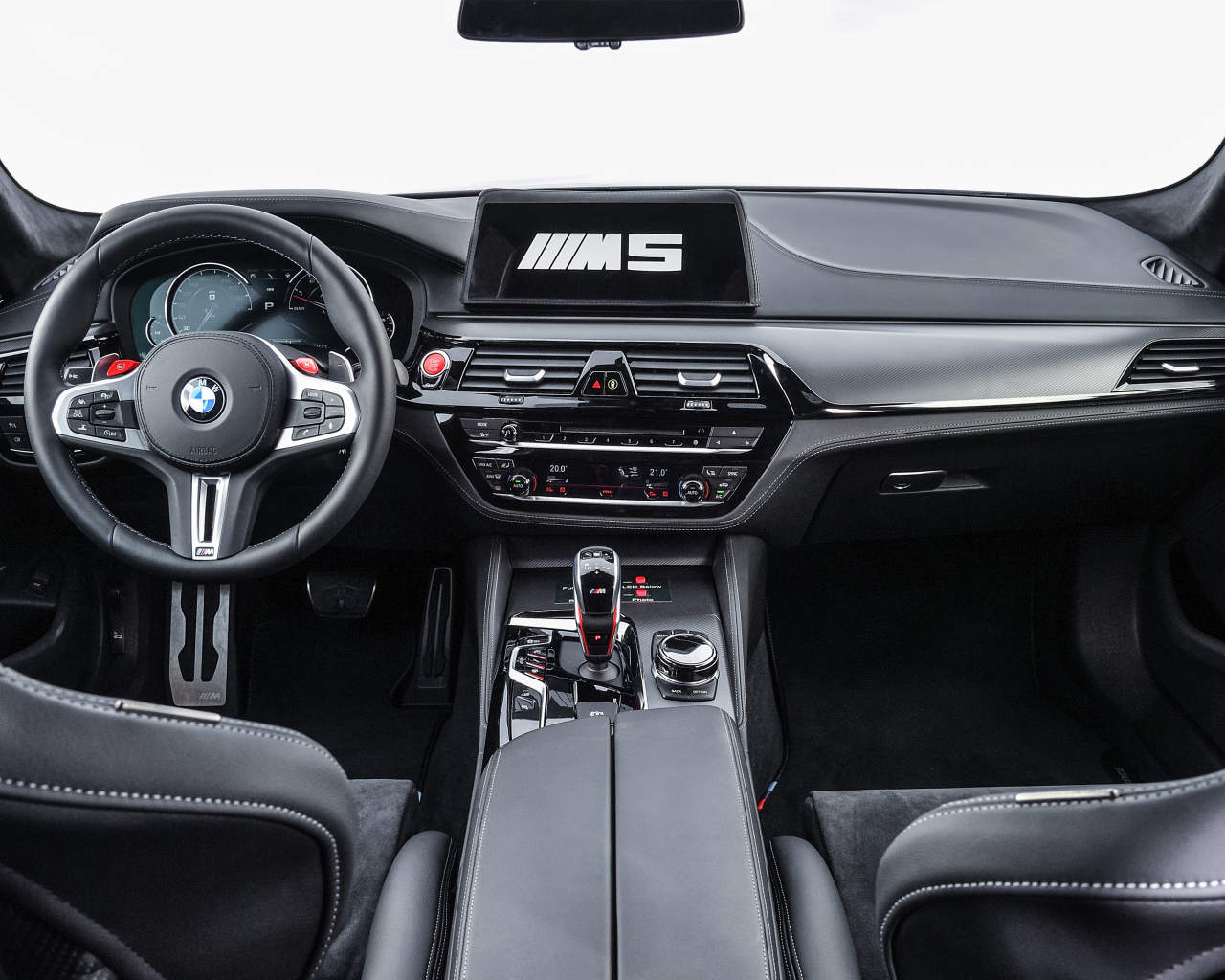 Черный кожаный салон автомобиля BMW M5 MotoGP 