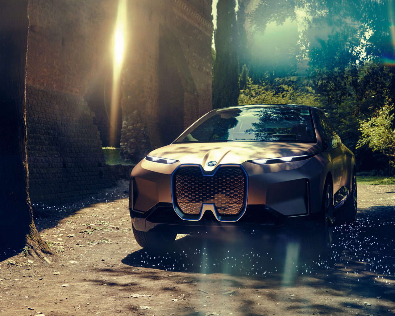 Внедорожник BMW Vision iNEXT едет по лесу