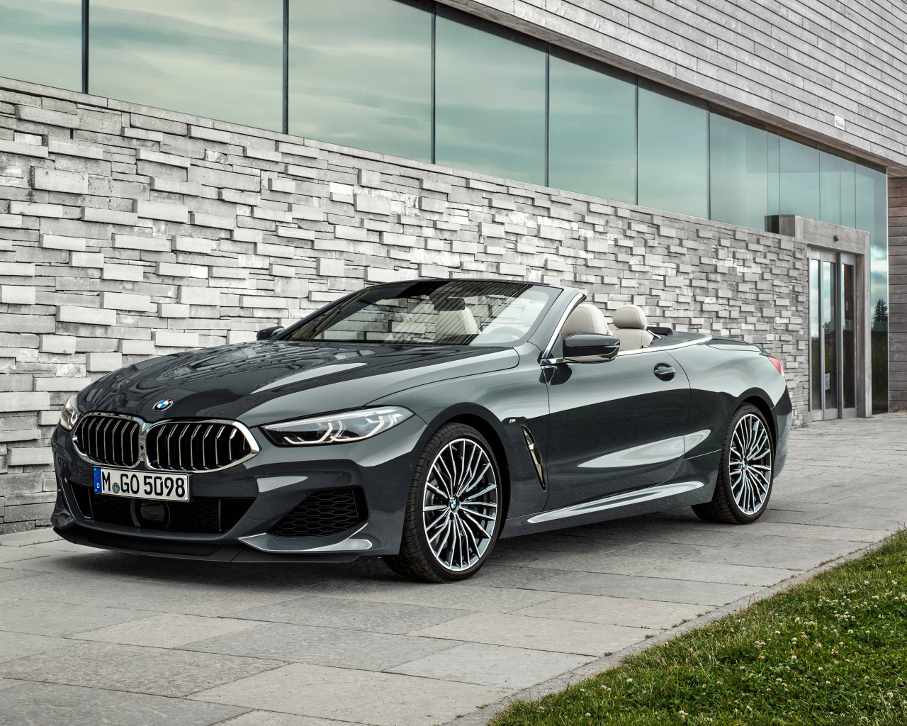 Черный кабриолет BMW M850i 2018 года