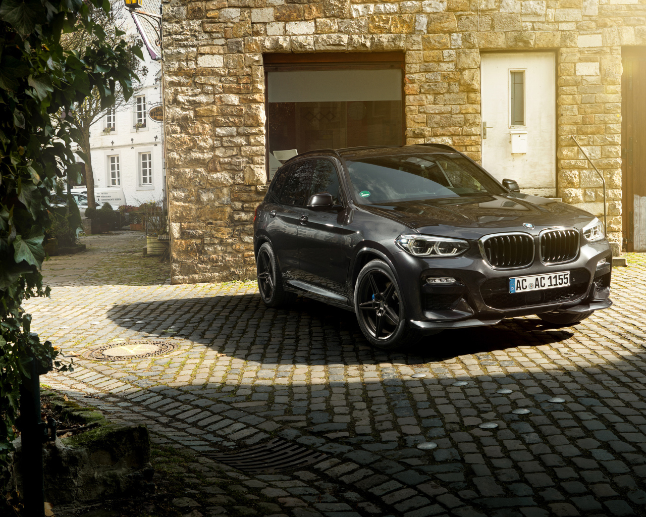 Черный внедорожник  BMW X3, 2018 года в лучах солнца