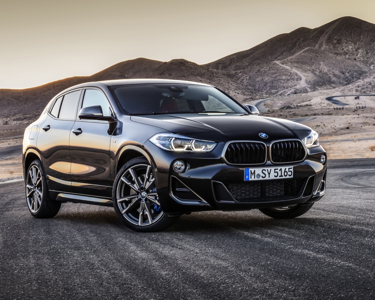 Черный стильный BMW X2, 2018 на фоне гор