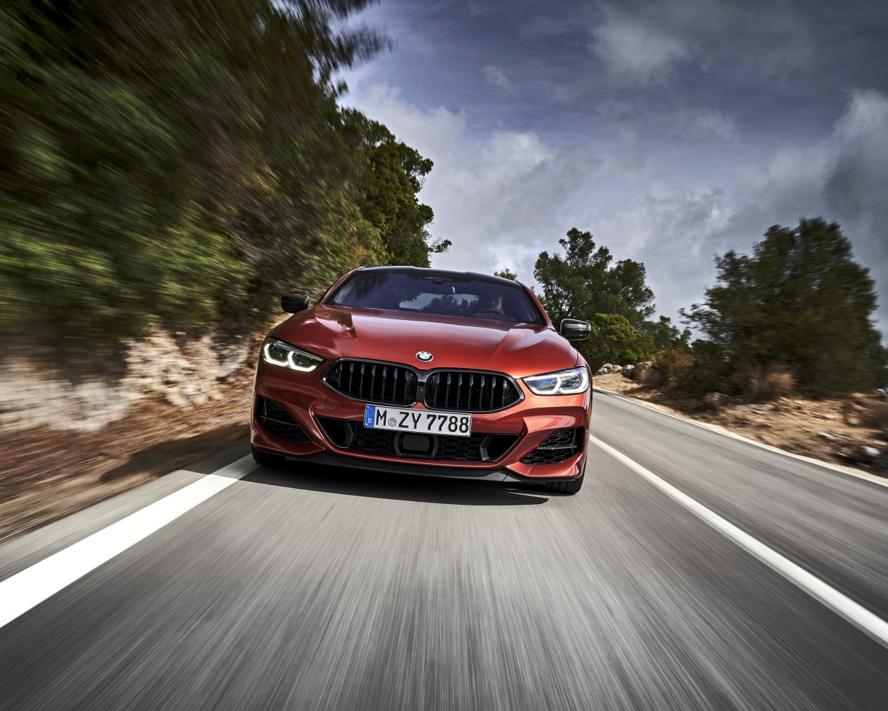 Бордовый автомобиль BMW 8 Series на трассе