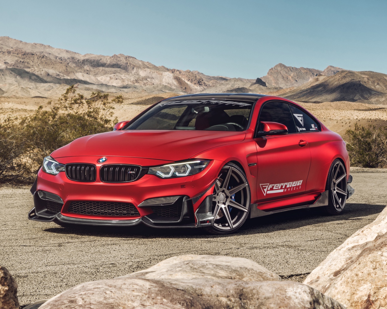 Автомобиль Ferrada Red Matte BMW M4 на фоне гор