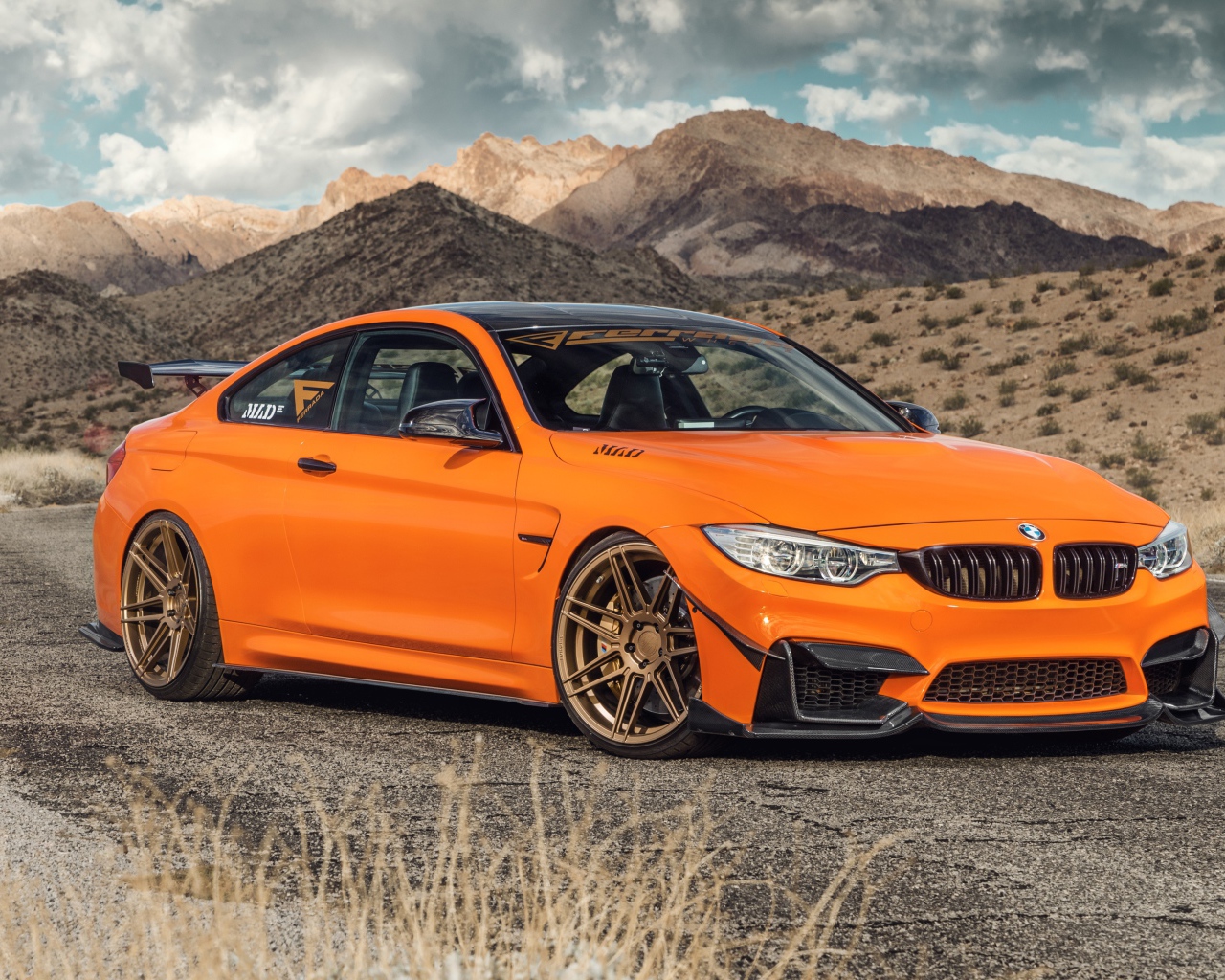 Новый автомобиль Ferrada Sema Orange BMW M4 на фоне гор