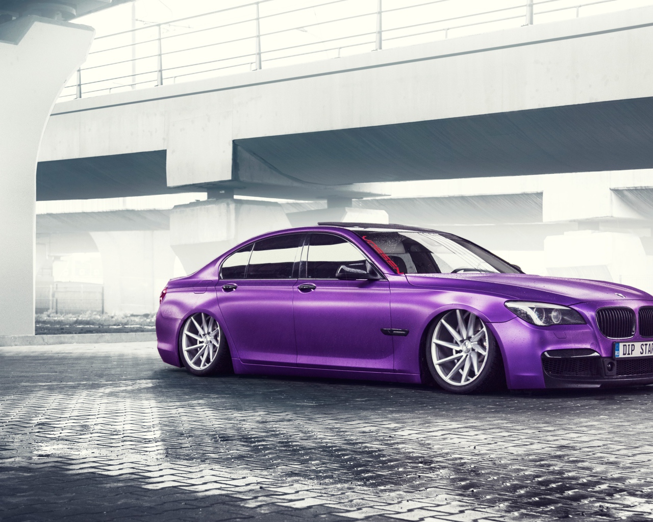 Фиолетовый автомобиль BMW 7 Series