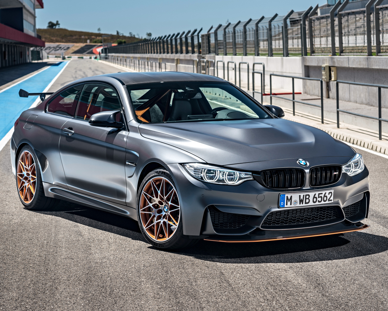 Серебристый автомобиль BMW M4 GTS