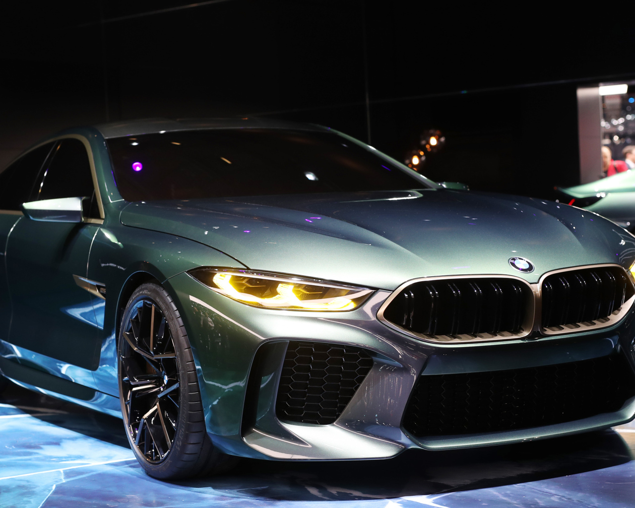 Серебристый автомобиль BMW M8 Gran Coupe в салоне