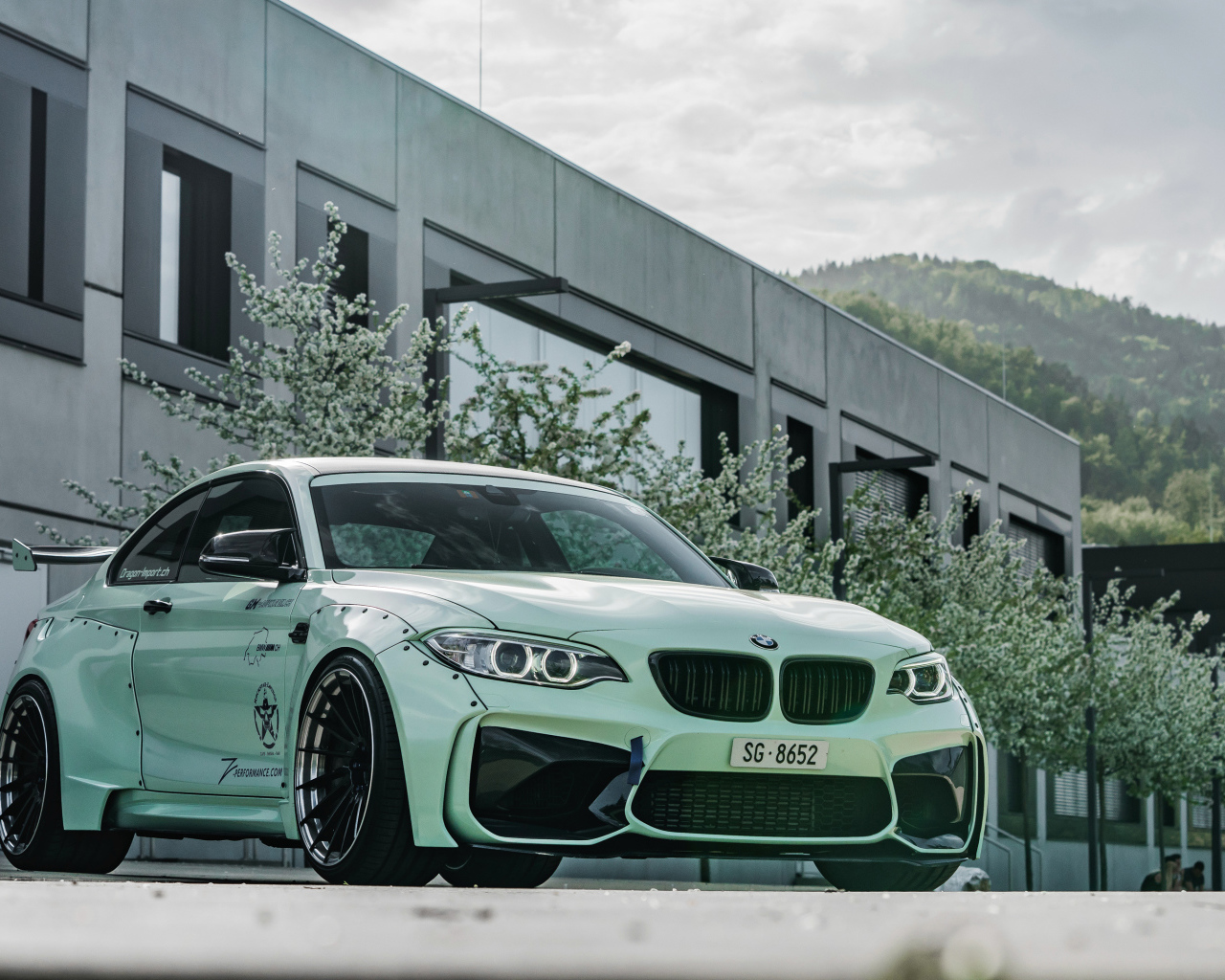 Спортивный автомобиль BMW M2 2018