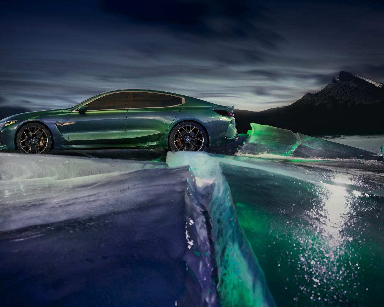 Стильный автомобиль BMW M8 Gran Coupe на льду