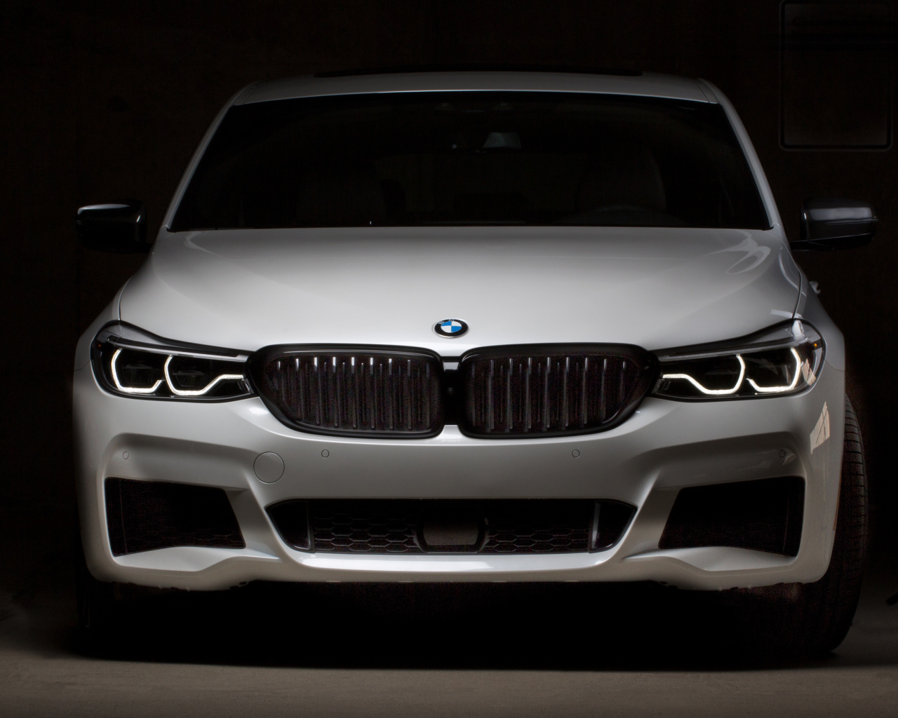 Белый автомобиль BMW 640i GranTurismo, 2018 вид спереди