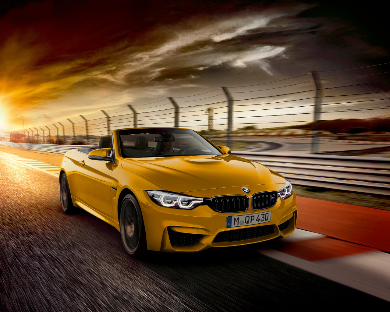 Желтый быстрый автомобиль кабриолет Bmw M4 Cabriolet 2018